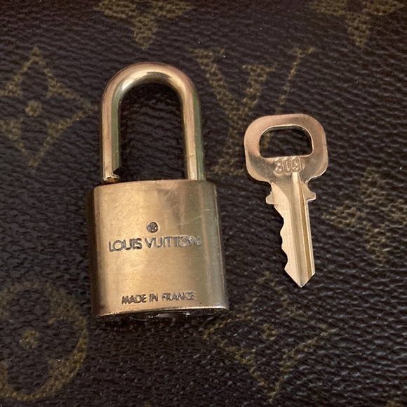 Authentic Louis Vuitton lock& key set Shoulder bag/travel bag accessory #309. - Picture 2 of 4